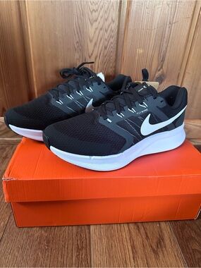 Nike Run Swift 3 Wide Men’s 8 Women’s 9.5 Black White Running Shoes